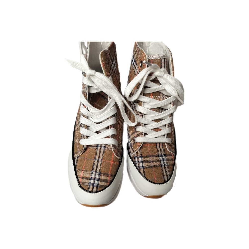 Canvas shoes